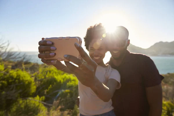 Junges Paar beim Selfie — Stockfoto