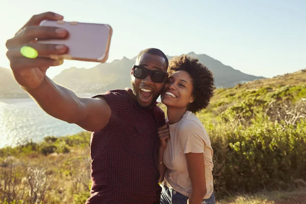 Jeune couple faisant selfie — Photo