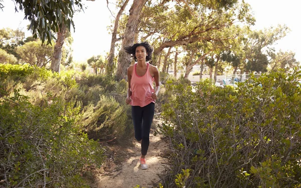 Mujer joven corriendo — Foto de Stock