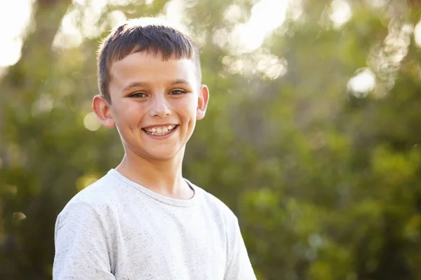 Usměvavý chlapec při pohledu na fotoaparát — Stock fotografie