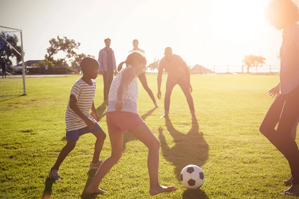 Deux familles jouant au football — Photo