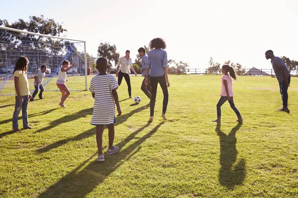 Zwei Familien spielen Fußball — Stockfoto