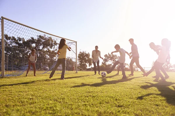 Familie voetbalwedstrijd — Stockfoto