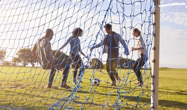 Coppie godere del gioco del calcio — Foto Stock