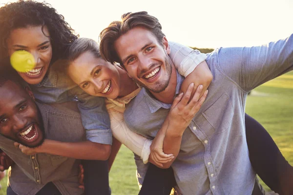 Twee lachen paren meeliften — Stockfoto