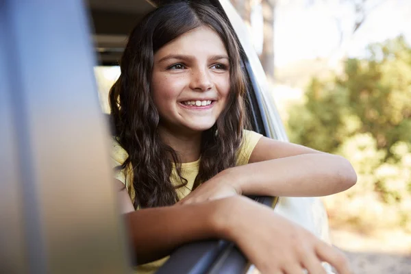 Ragazza sorridente e guardando fuori — Foto Stock