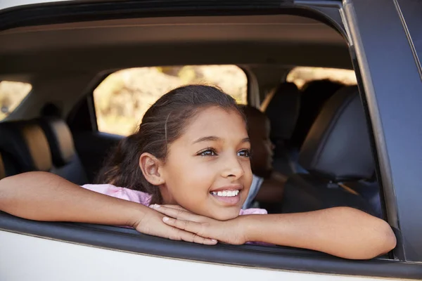 Fille regardant par la fenêtre de la voiture — Photo