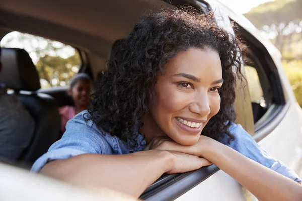 Femme regarde par la fenêtre de la voiture — Photo