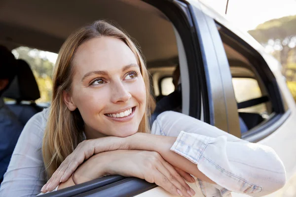 Mulher olhando para fora do carro — Fotografia de Stock