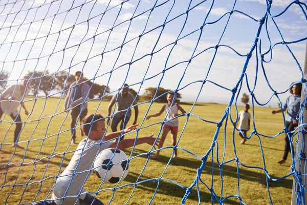 Zwei Familien spielen Fußball — Stockfoto