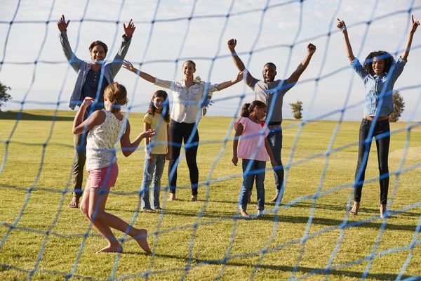 Två familjer spelar fotboll — Stockfoto