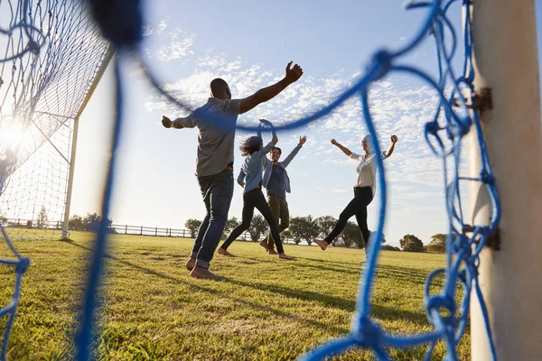 Adultos aplaudiendo un gol anotado — Foto de Stock