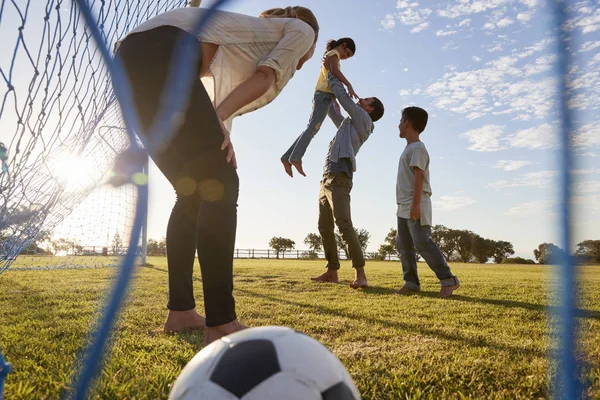 Dad lifting daughter — Stock Photo, Image