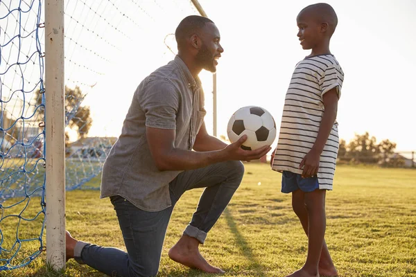 Vater übergibt Ball an Sohn — Stockfoto