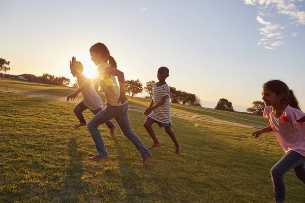 Cuatro niños corriendo descalzos — Foto de Stock