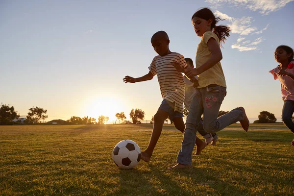 Enfants courir après le football — Photo