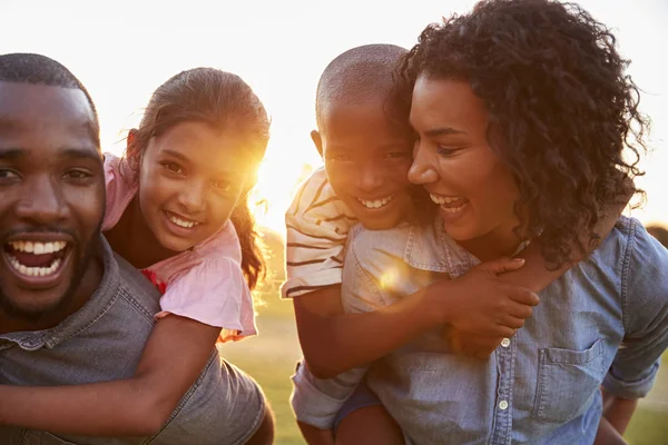 Pareja negra con niños —  Fotos de Stock