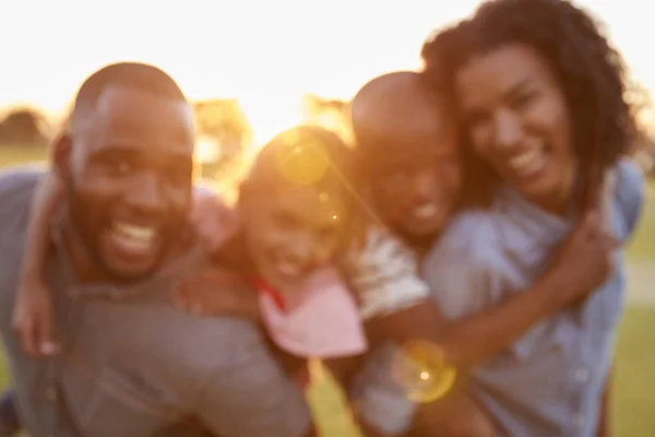 Pareja negra con niños — Foto de Stock