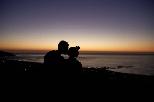 在日落时分海边接吻的夫妇 — 图库照片
