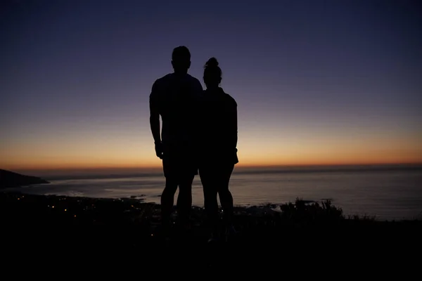 Paar steht bei Sonnenuntergang am Meer — Stockfoto
