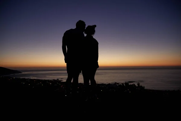Paar steht und küsst sich am Meer — Stockfoto
