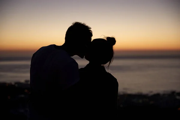 Paar küsst sich am Meer — Stockfoto