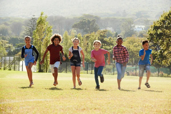 Pre-teen amici in esecuzione nel parco — Foto Stock