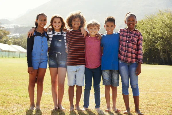 Amigos preadolescentes en el parque — Foto de Stock