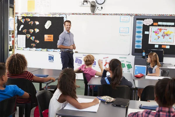 Profesor de pie en clase —  Fotos de Stock