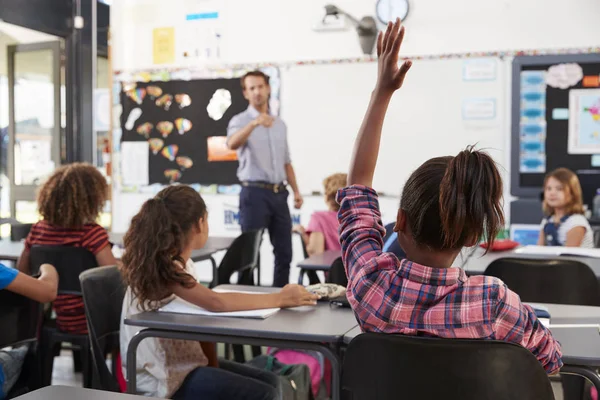 Profesor señalando a estudiante de escuela — Foto de Stock