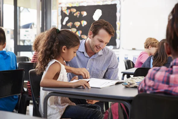 Leraar werken met schoolmeisje — Stockfoto