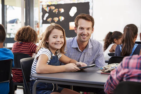 Profesor y colegiala usando tableta — Foto de Stock