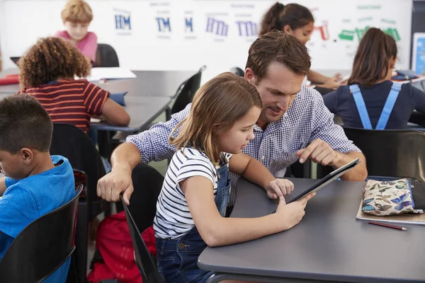 Teacher and schoolgirl using tablet — Stock Photo, Image