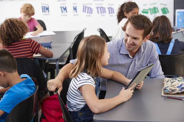 Insegnante e studentessa con tablet — Foto Stock