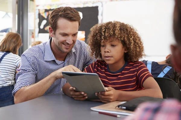 Profesor y colegial usando tableta — Foto de Stock