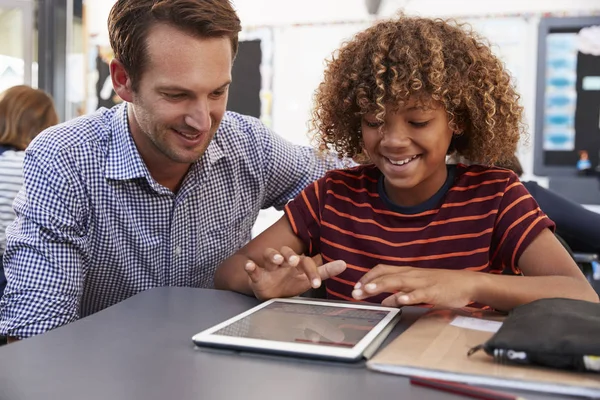 Insegnante e scolaro utilizzando tablet — Foto Stock