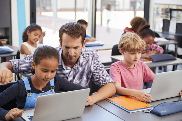 Enseignant aidant les jeunes étudiants — Photo