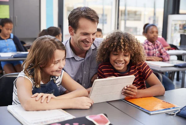 Leraar tablet met leerlingen — Stockfoto