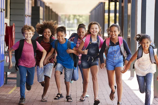 Les enfants qui courent dans le couloir de l'école primaire — Photo