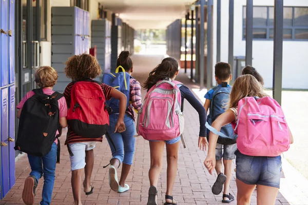 Bambini che corrono nel corridoio della scuola elementare — Foto Stock