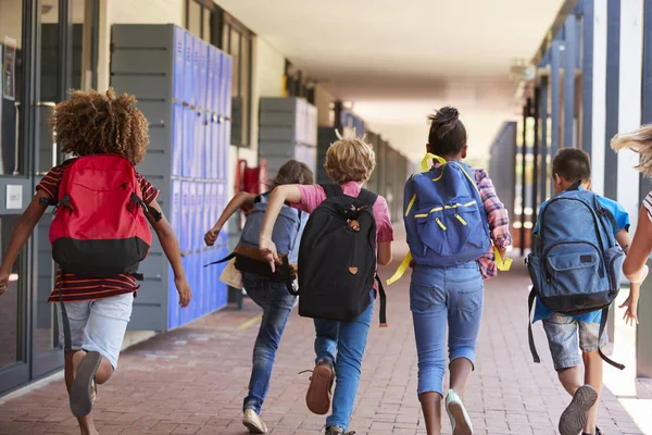 Bambini che corrono nel corridoio della scuola elementare — Foto Stock