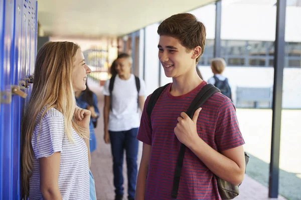 Друзі розмовляють в шкільному коридорі — стокове фото