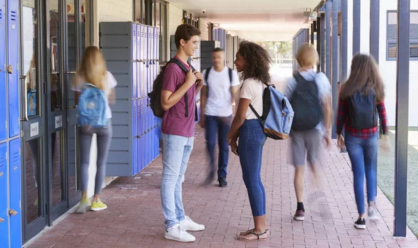 Sınıf okul koridorda konuşmak — Stok fotoğraf
