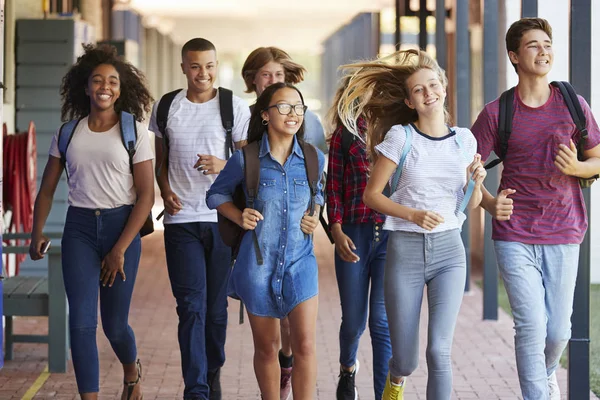 Dzieci biegają w high school korytarz — Zdjęcie stockowe