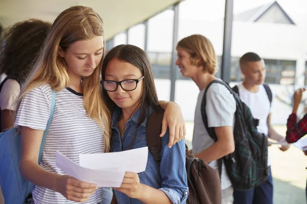 Ragazze che condividono i risultati degli esami — Foto Stock