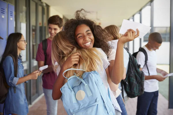 Filles célébrant les résultats des examens — Photo