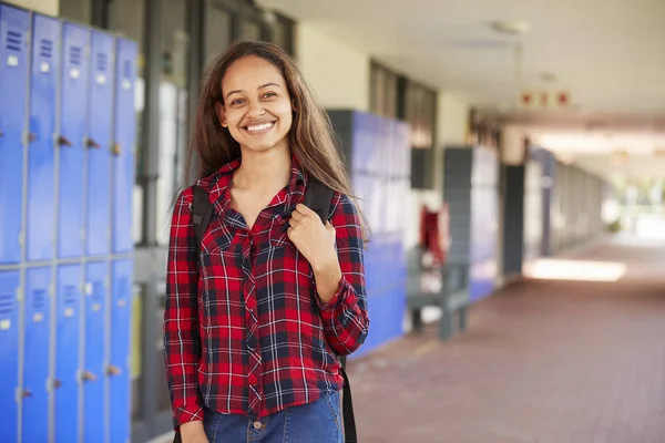 Tizenéves lány mosolyogva az iskolai folyosón — Stock Fotó