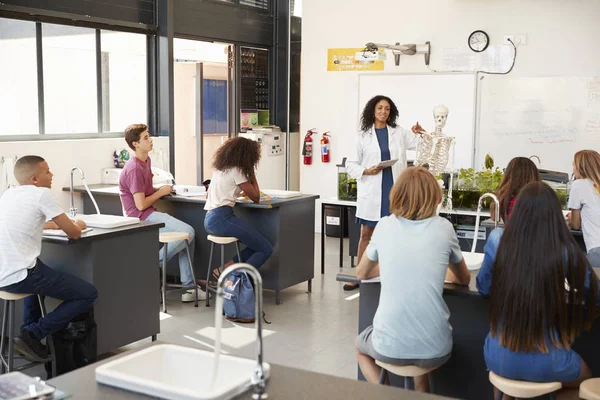 Profesor preguntando a los alumnos en la escuela secundaria — Foto de Stock