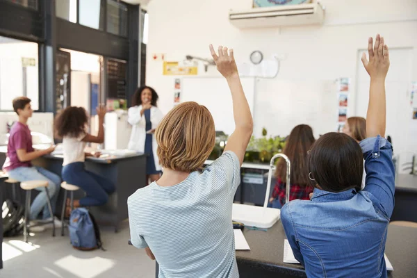 Alumnos levantando las manos en la escuela secundaria — Foto de Stock