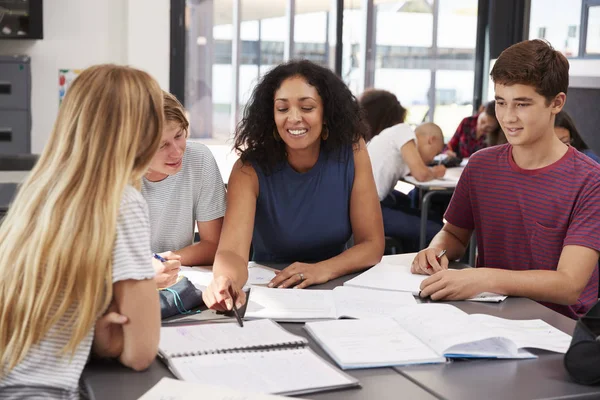 Leraar bestuderen van boeken in de klas — Stockfoto